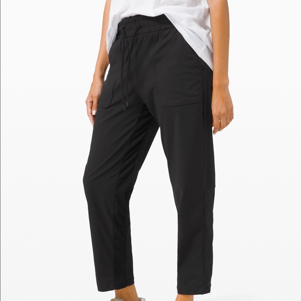 Lululemon Beyond the Studio Crop. Black size 6.